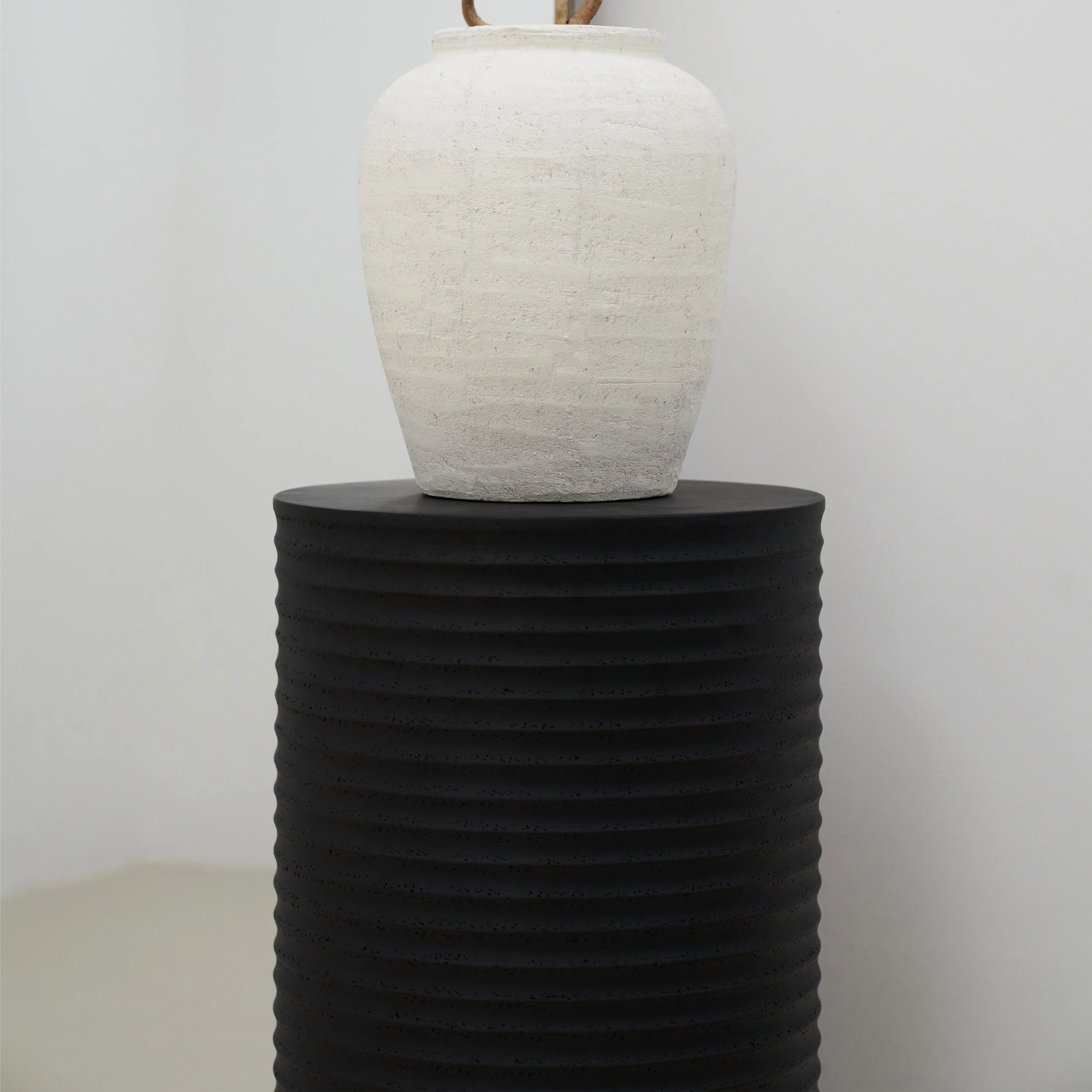 Raya - Minimal Onyx Ribbed Plinth - Image 5