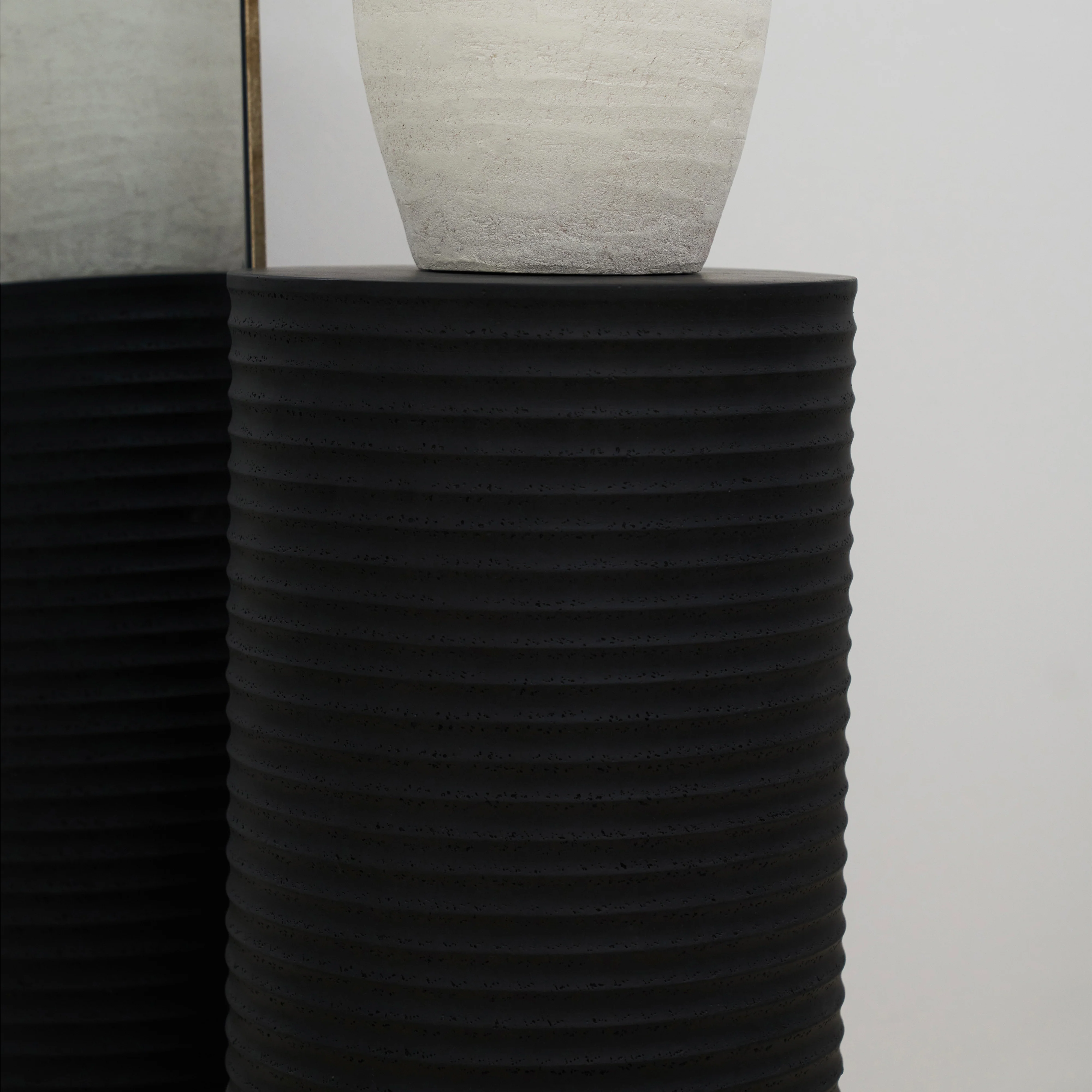 Raya - Minimal Onyx Ribbed Plinth - Image 6