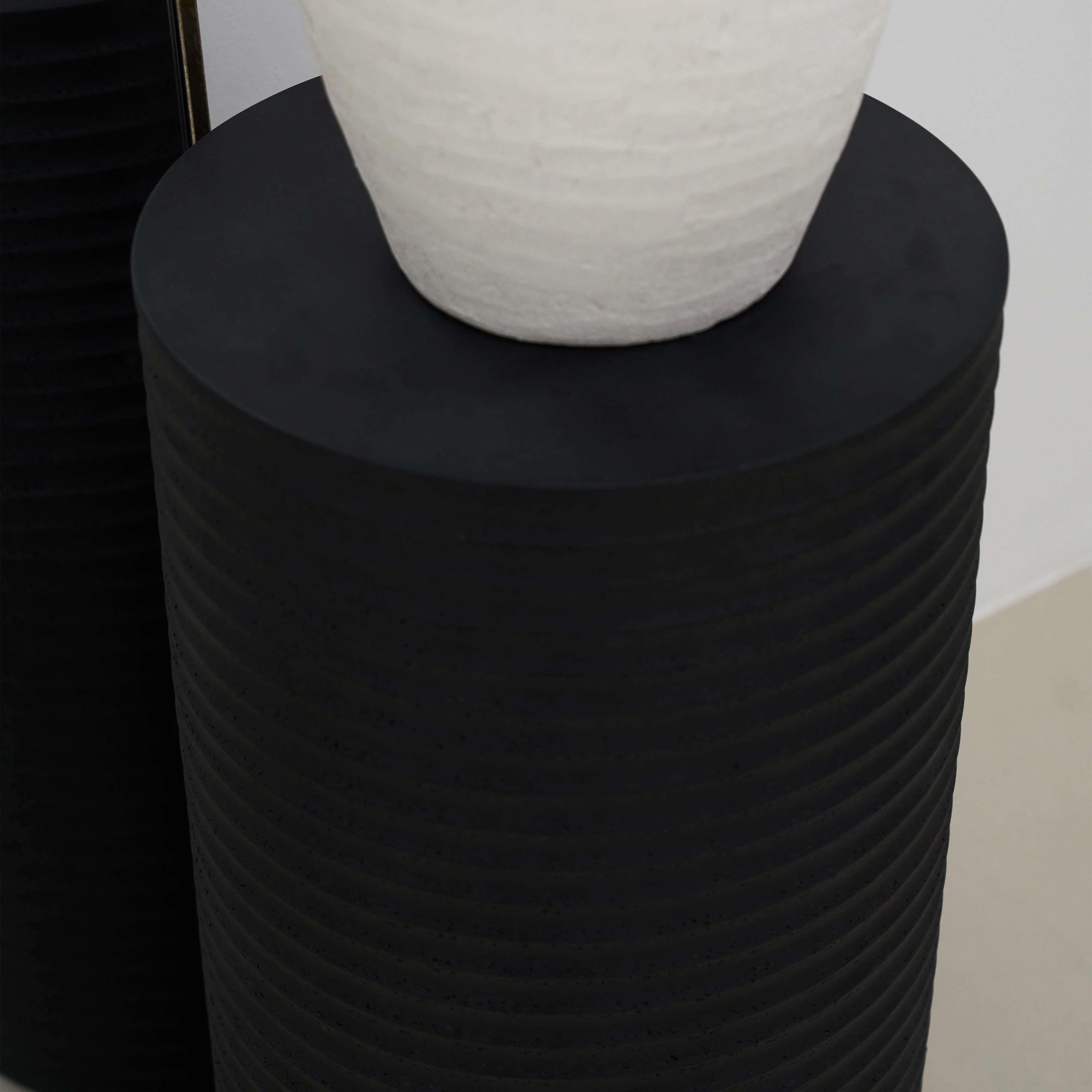 Raya - Minimal Onyx Ribbed Plinth - Image 8
